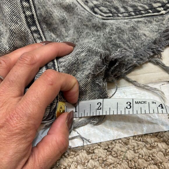 Ladies Vintage (1994) Levi’s 551 Black Wash Cut Off Distressed Short Size 12 - Picture 9 of 12